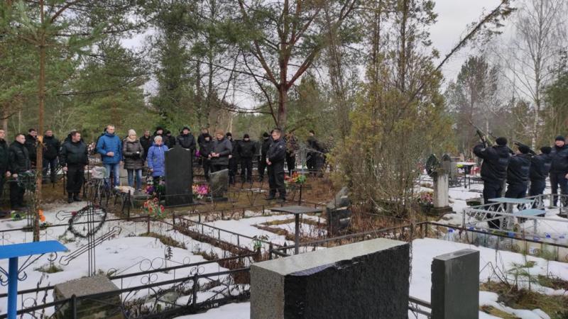 Сотрудники ОМОН управления Росгвардии по Псковской области почтили память своего боевого товарища, сержанта милиции Дмитрия Шемякина, погибшего при исполнении служебных обязанностей в марте 2001 года.