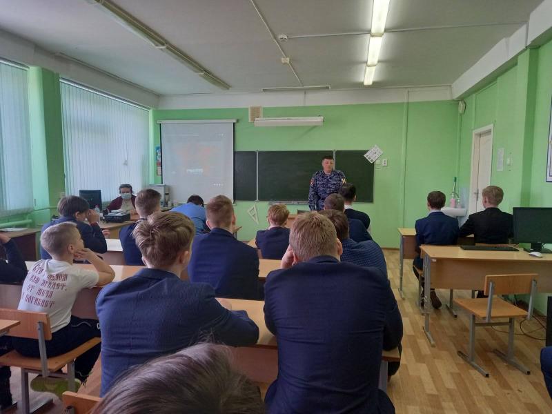 В Саранске в рамках акции «На службу в Росгвардию» прошел урок профориентации с учащимися 10-11 классов