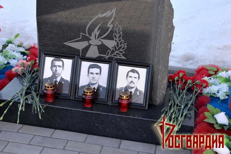 Память офицеров СОБР, погибших в неравной схватке с боевиками 25 лет назад, почтили в Зауралье