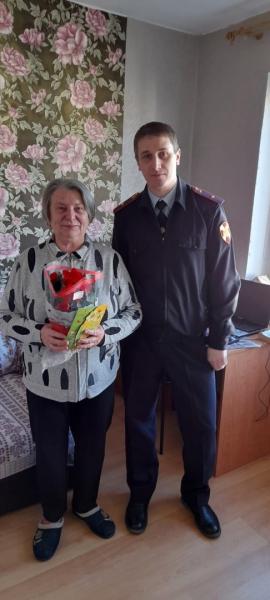 В Новгородской области росгвардейцы поздравили с 8 Марта мать погибшего сотрудника