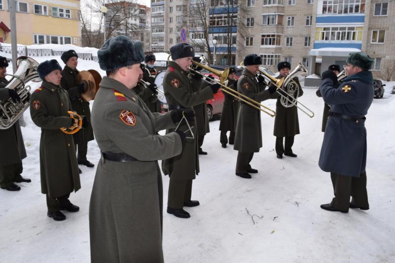 Военнослужащие Саровской дивизии Росгвардии поздравили женщин-ветеранов соединения с 8 марта