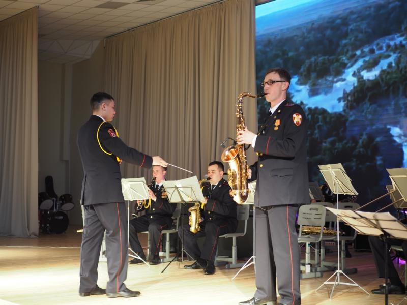 Военный оркестр Росгвардии дал праздничный концерт в чебоксарской школе