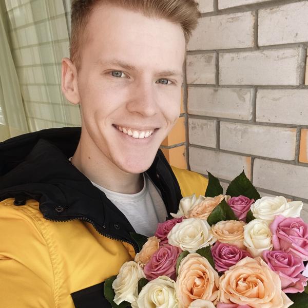 Блогера Вадима Стукалова встретили в Ижевске с цветами и тортом