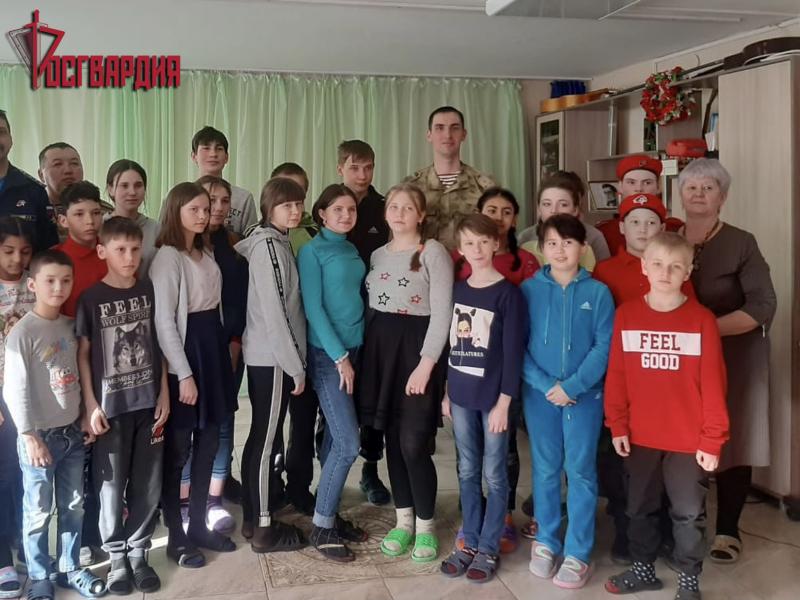В Иркутской области военнослужащие Росгвардии провели урок мужества с учащимися  социально-реабилитационного центра