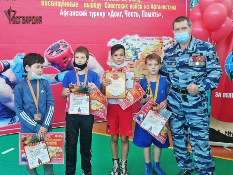 Сотрудники хакасского ОМОН вручили награды юным боксерам