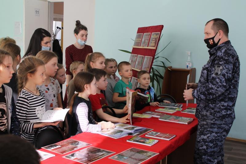 Кировчане стали посетителями передвижной фотовыставки, посвященной юбилею Росгвардии