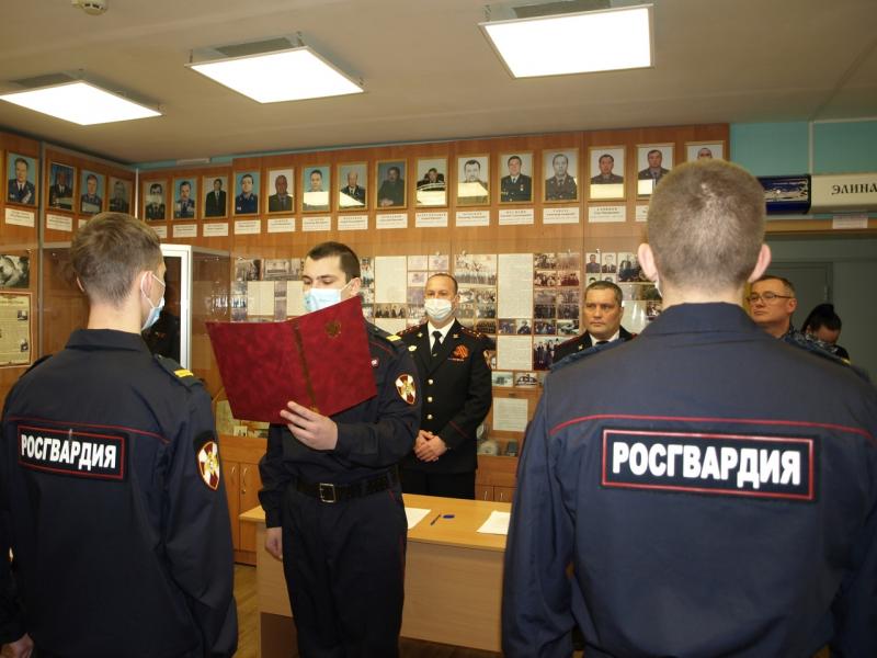 В Отделе вневедомственной охраны по городу Кирову новобранцы Росгвардии приняли присягу