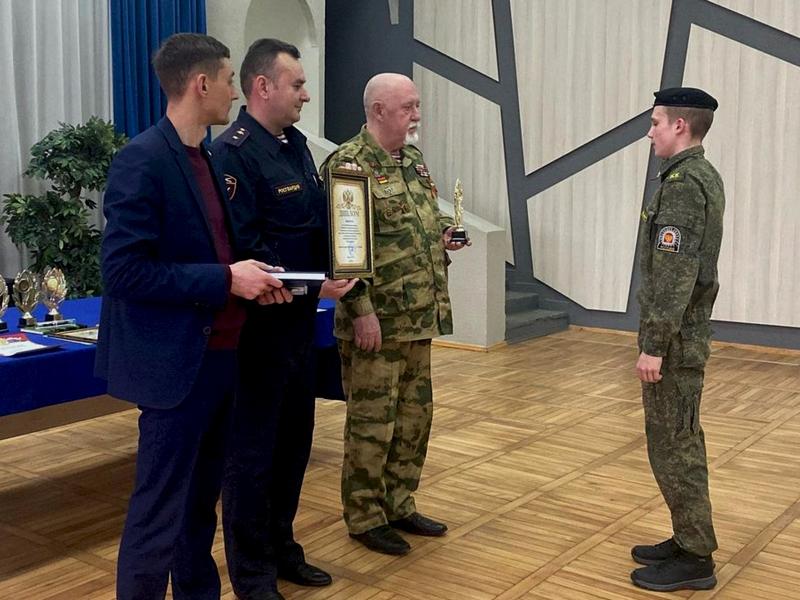 В Ставрополе росгвардейцы поздравили кадетов с победой в литературном конкурсе «Золотое перо кадетской школы»