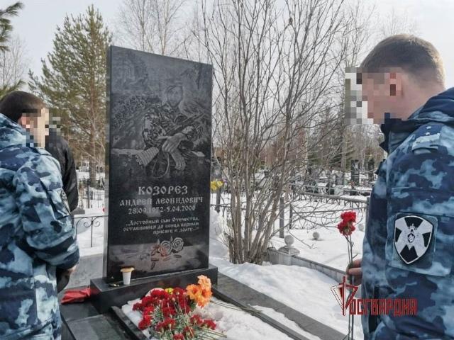 В Югре сотрудники Росгвардии почтили память погибшего боевого товарища