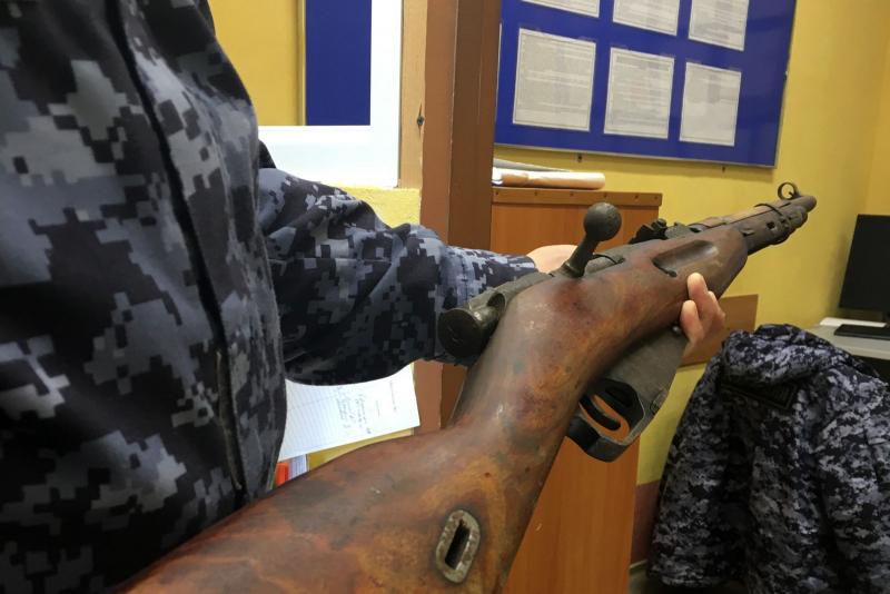 Нарьянмарец сдал в Росгвардию раритетную винтовку Мосина, найденную в тундре