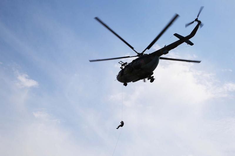 В Мордовии сотрудники спецподразделений Росгвардии отработали занятие по беспарашютному десантированию из вертолета