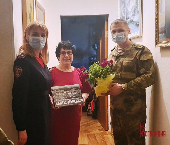 В Югре офицеры Росгвардии поздравили с днем рождения маму героически павшего бойца войск правопорядка