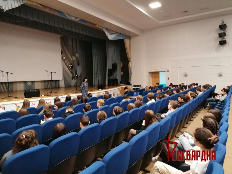 На Ямале в преддверии 76-й годовщины Победы росгвардейцы провели Урок Мужества со старшеклассниками