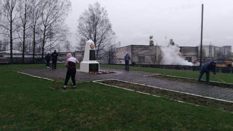 В Пскове росгвардейцы привели в порядок территорию у монумента, установленного на братском захоронении погибших в годы Великой Отечественной войны