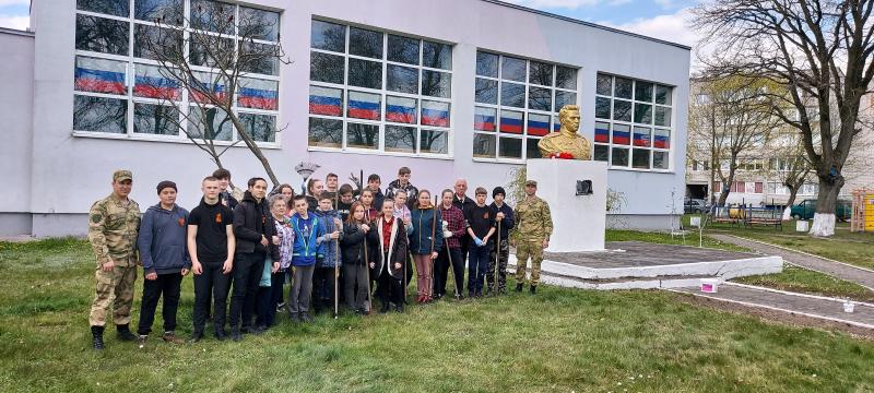 Военнослужащие Управления Росгвардии по Калининградской области помогли подшефному классу привести в порядок памятник