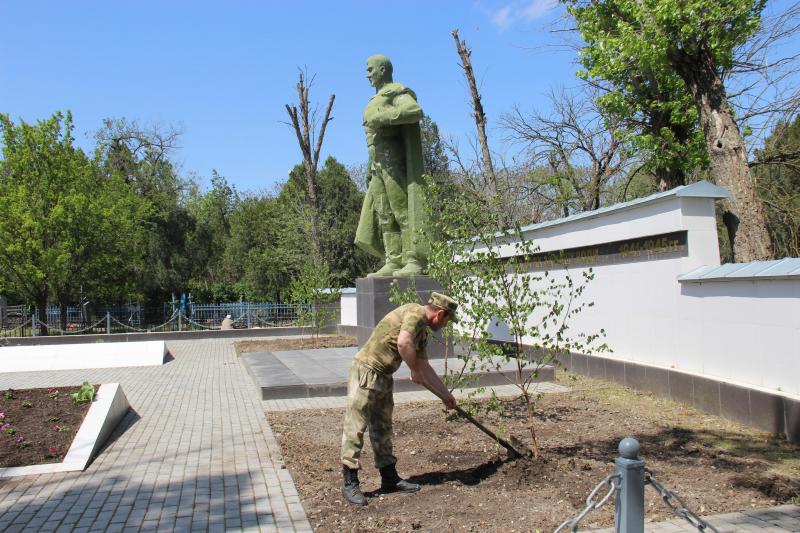 В Грозном военнослужащие Росгвардии благоустроили памятник красноармейцам, погибшим в годы Великой Отечественной войны