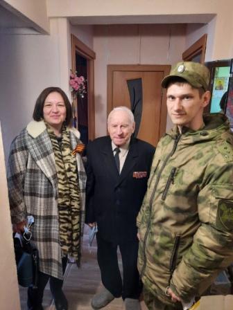 Военнослужащие Росгвардии по Вологодской области поздравили с наступающим Днем Победы тружеников тыла, ветеранов подразделений ведомства