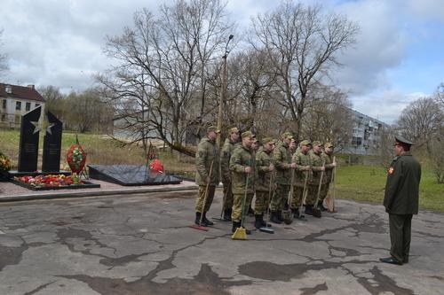 Новгородские росгвардейцы привели в порядок территорию около мемориала воинам, погибшим в годы Великой Отечественной войны