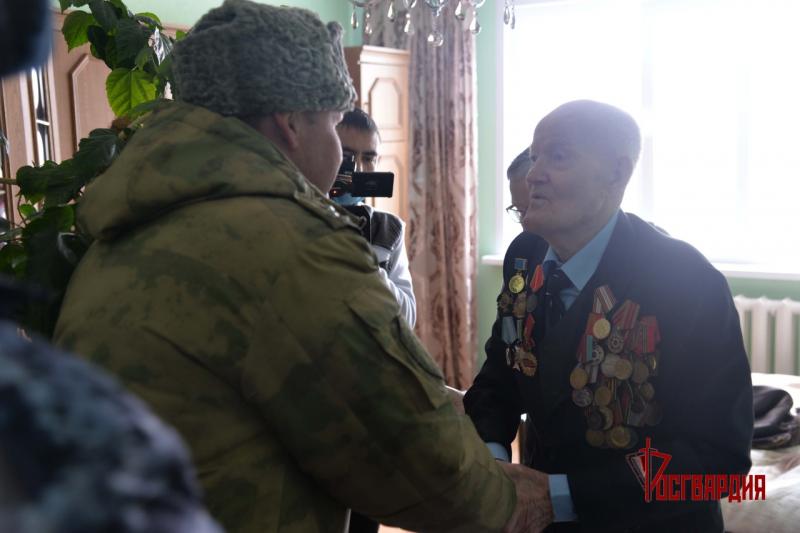 На Ямале Росгвардия поздравила ветерана Великой Отечественной войны - участника освободительной операции "Багратион"