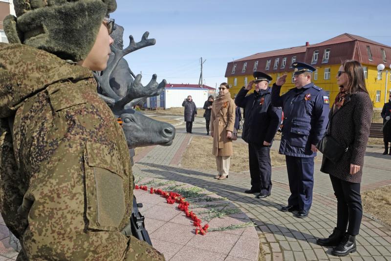 В Нарьян-Маре офицеры возложили цветы и венки к Вечному огню у обелиска Победы