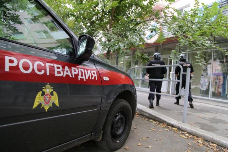В Челябинске росгвардейцы задержали подозреваемую в краже из магазина парфюмерии