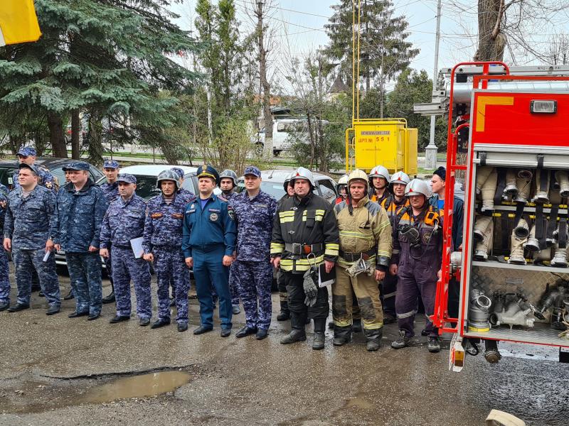 Сотрудники вневедомственной охраны Росгвардии и МЧС провели совместные пожарно-тактические учения в Кисловодске