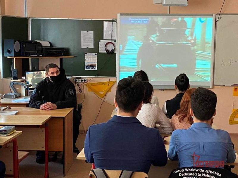 Сотрудники спецподразделений Росгвардии провели профориентационные встречи с югорскими школьниками
