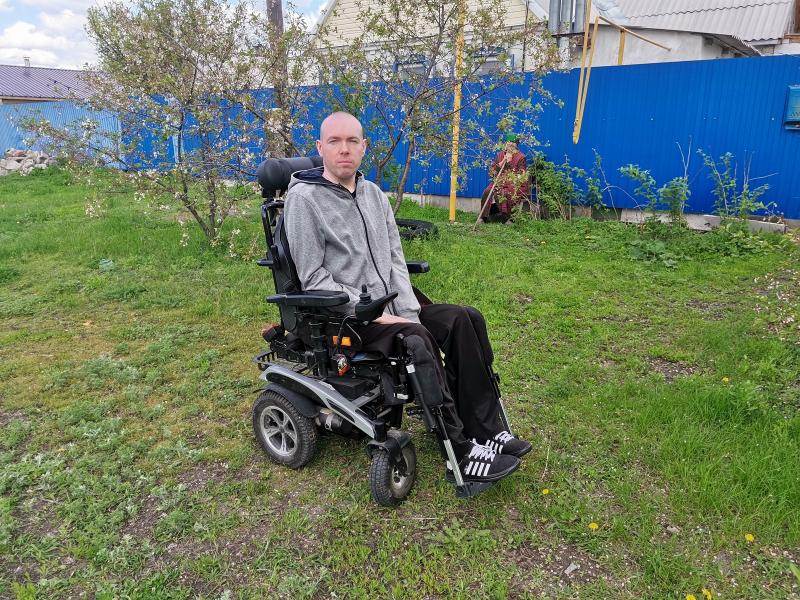 В Богучаре инвалид-колясочник с редким заболеванием шесть месяцев в году заперт в четырех стенах