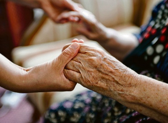 Уход за пенсионером старше 80 лет: какие документы необходимо представить в Пенсионный фонд