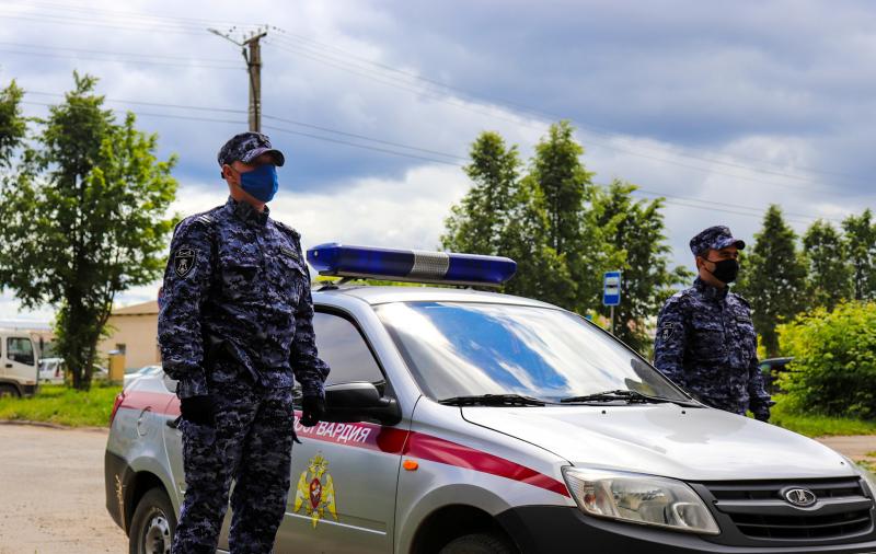 В Йошкар-Оле сотрудники Росгвардии задержали гражданина, подозреваемого в совершении уличного грабежа