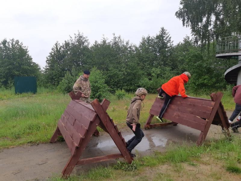 На Южном Урале сотрудники ОМОН и ветераны СОБР провели военизированную эстафету для детей в летнем лагере