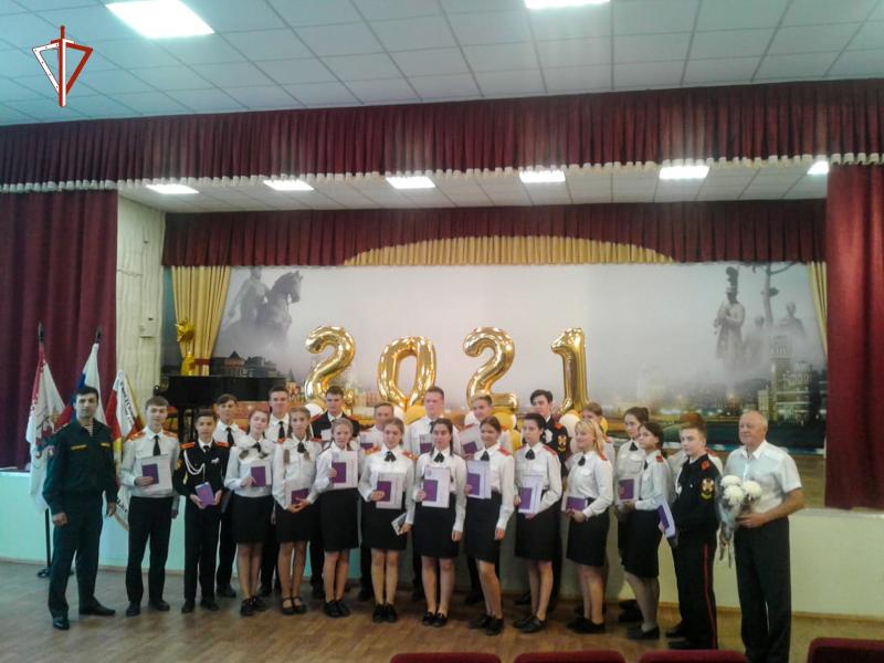 В Йошкар-Оле представители Росгвардии поздравили учащихся профильного класса с получением аттестата