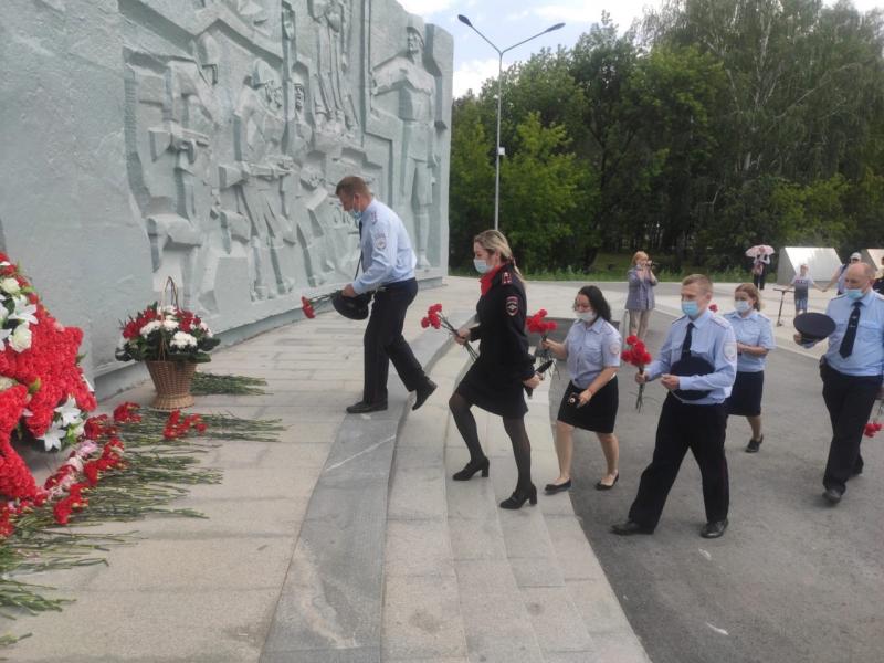 Полиция Березовского возложила цветы на мемориале