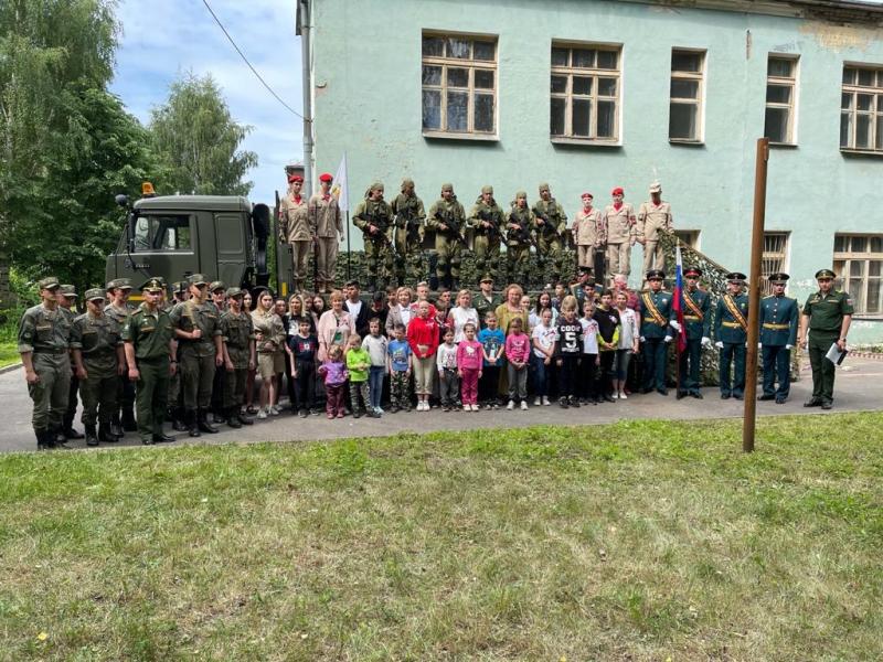 Работники военной прокуратуры совместно с командованием в/ч 83497 провели мероприятие, посвященное Дню России, для воспитанников детского дома