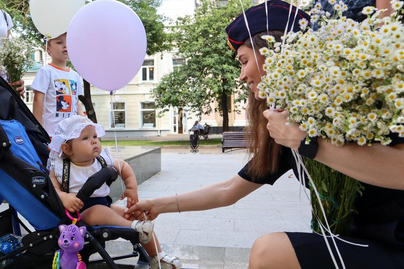В День семьи, любви и верности ставропольские росгвардейцы провели акцию «Ромашки на счастье»