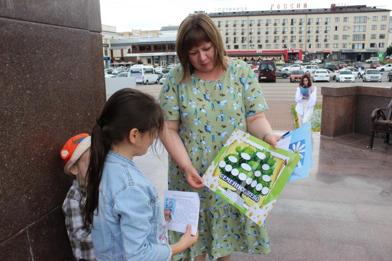 «Семейная открытка»: общественники в Кабардино-Балкарии провели акцию в День семьи, любви и верности