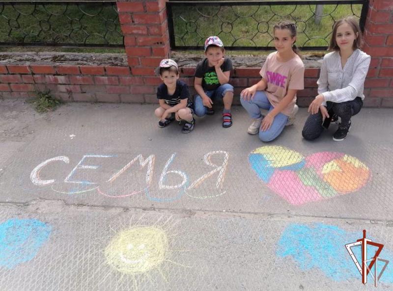 В Югре в День семьи, любви и верности росгвардейцы организовали конкурс детских рисунков на асфальте «СемьЯ»