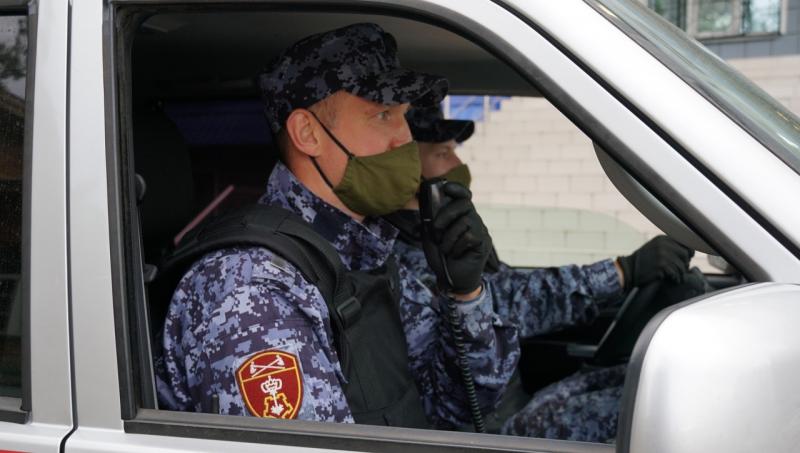 В Кирове росгвардейцы задержали подозреваемых в грабеже