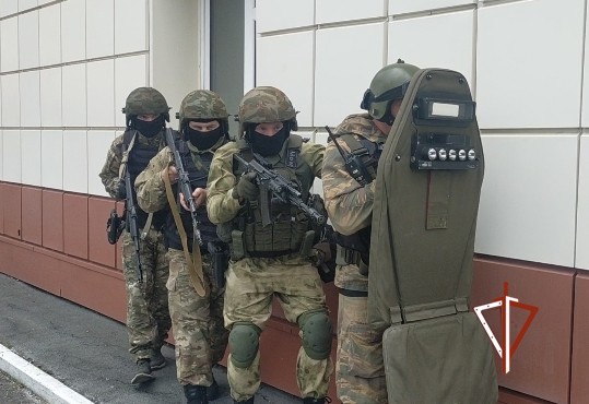В Тюмени сотрудники Росгвардии в рамках оперативно-стратегического учения «Заслон-2021» задержали вооружённого преступника