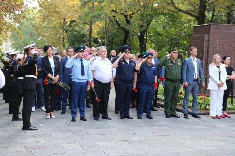 Новороссийским транспортным прокурором принято участие 
в памятной церемонии по случаю 78-й годовщины освобождения 
города-героя Новороссийска от немецких захватчиков