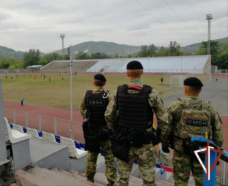 В Магнитогорске бойцы ОМОН обеспечивают безопасность первенства России по футболу