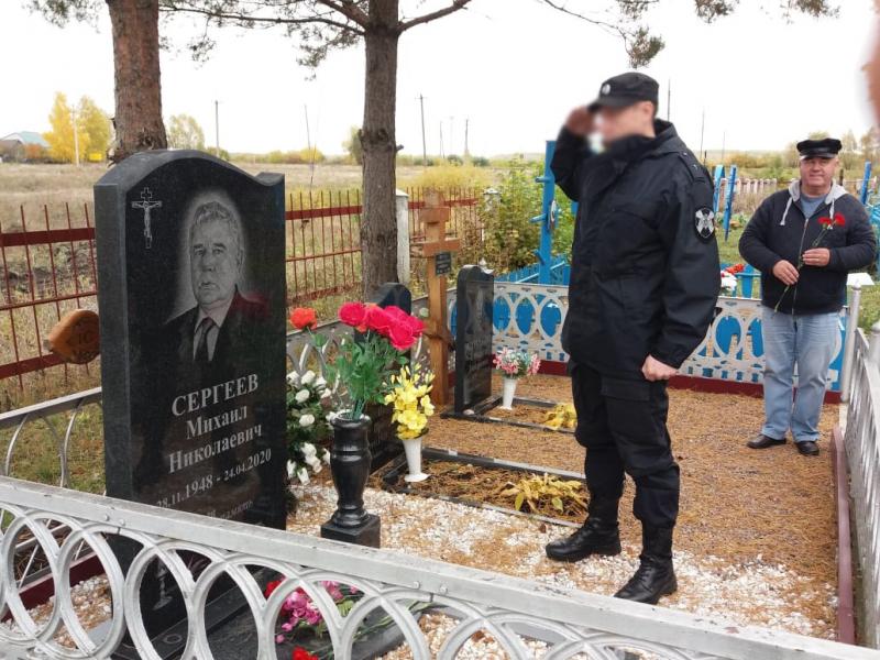 В Мордовии росгвардейцы возложили цветы на могилу бывшего заместителя командира Московского ОМОН