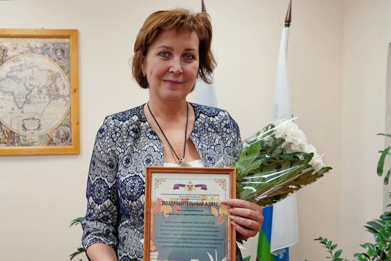В Нарьян-Маре руководитель окружного Управления Росгвардии поздравил педагогов с Днём учителя