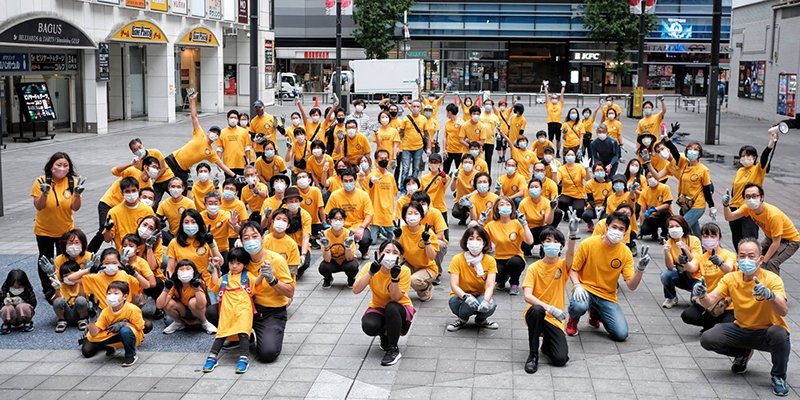 Более 100 добровольцев приняли участие в уборке Синдзюку, одного из самых оживленных районов Токио