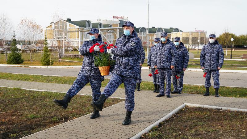 Сотрудники вневедомственной охраны Росгвардии города Ульяновска почтили память своих сослуживцев