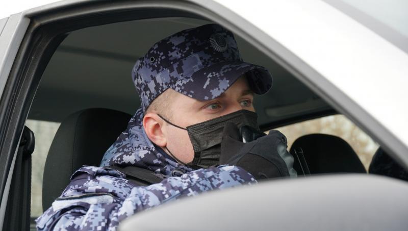 Кировские росгвардейцы задержали подозреваемую в краже 45 000 рублей