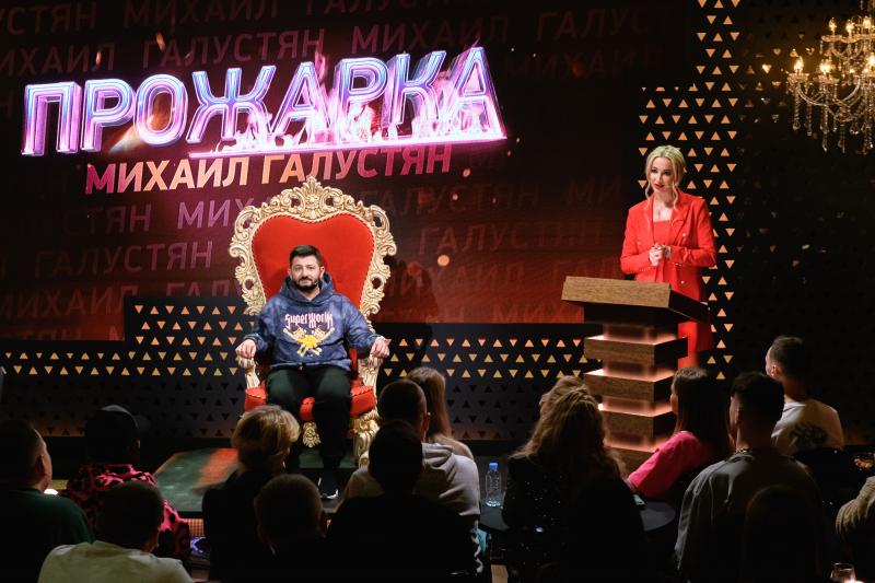 Миша Галустян, Ольга Бузова и Гарик Мартиросян в хейт-шоу «Прожарка» на ТНТ