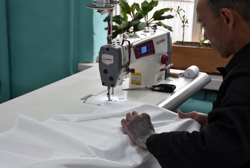 В ИК-1 ОФСИН России по Республике Алтай успешно выполняются заказы на пошив швейных изделий для медицинских учреждений республики