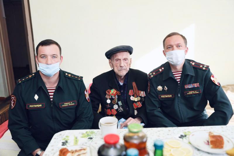 Чеченские росгвардейцы навестили ветерана Великой Отечественной войны.