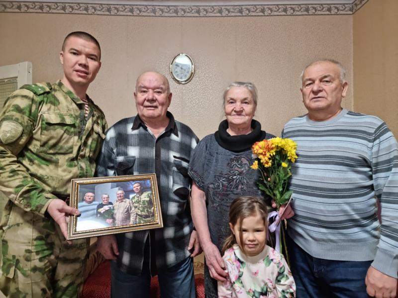 В Иркутской области в День матери сотрудники и военнослужащие Росгвардии поздравили жен и матерей погибших сослуживцев с праздником